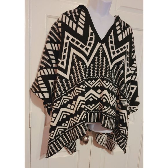 Express black & white Aztec Tribal print hooded knit poncho - Picture 5 of 8